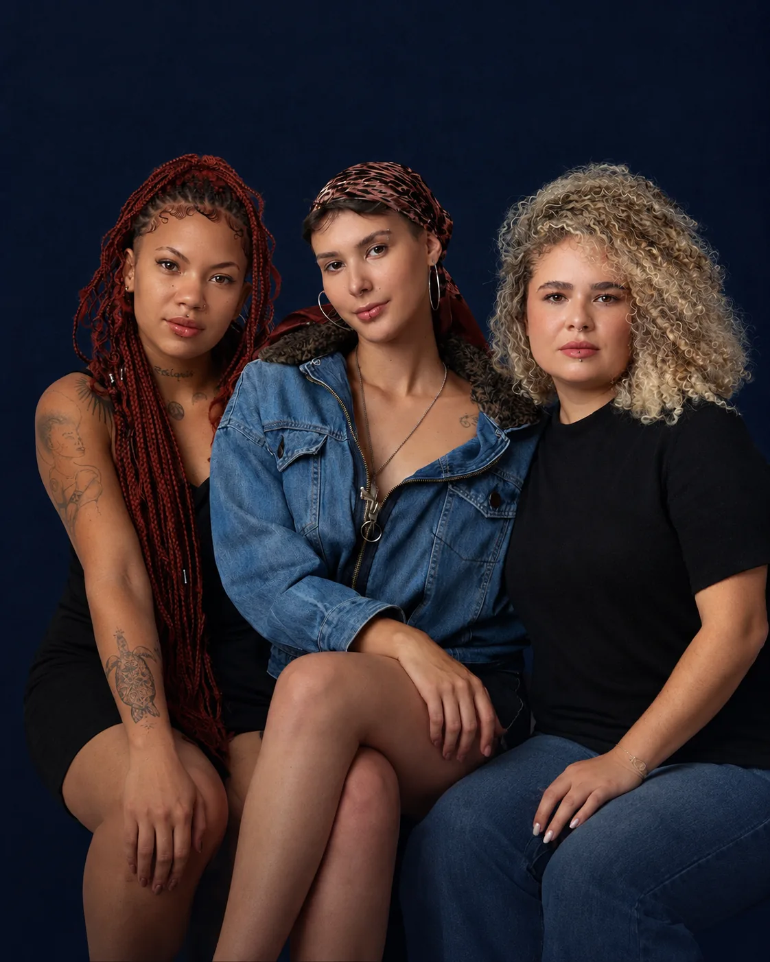 Três mulheres diante da câmera em ensaio da Orna